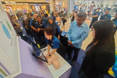 Ganabatirau (dua kanan) dibawa melawat ke ruang pameran karnival kesihatan 'All About Wellness' anjuran Hospital Pantai Klang.