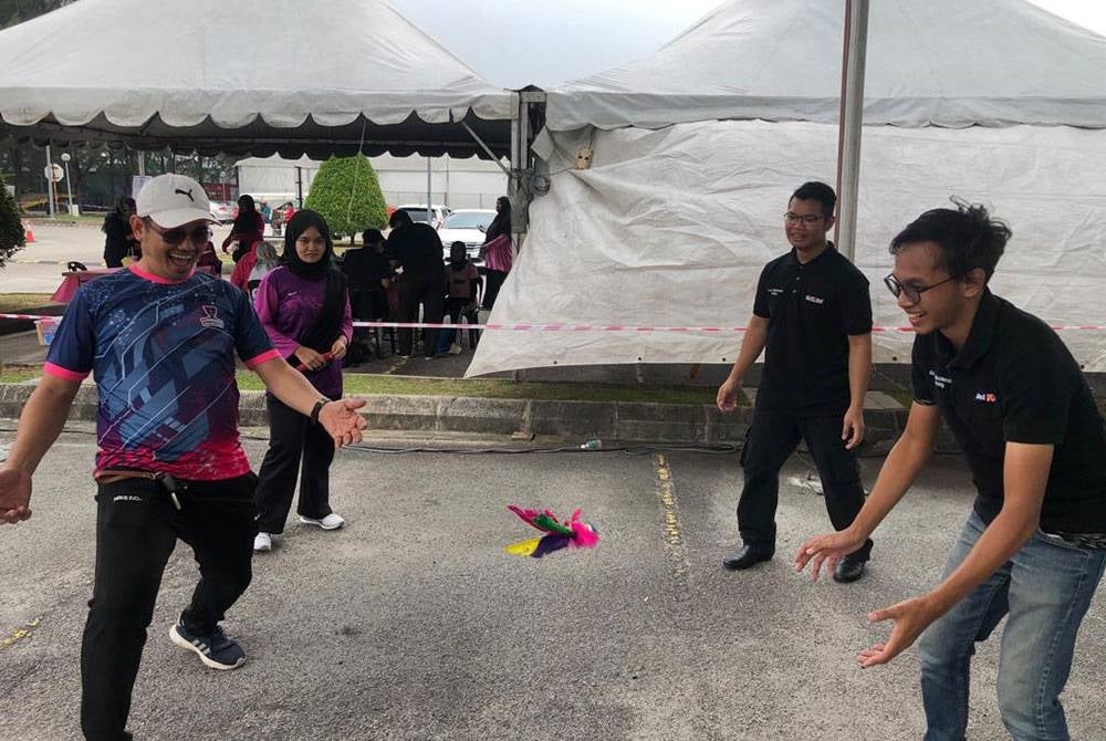 Aktiviti sepak bulu ayam.