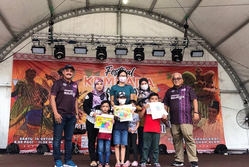 Pemenang tempat pertama, kedua dan ketiga dalam pertandingan mewarna bagi kategori 4 hingga 6 tahun.