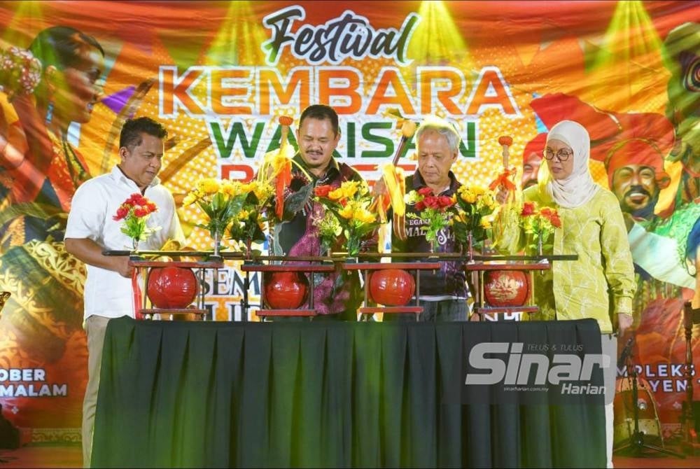 Mohd Sobri (dua dari kiri) dan Muhammad Nasir (dua dari kanan) melakukan gimik pelancaran pada Majlis Perasmian Festival Kembara Warisan Bangsa 2023 di Kompleks Kumpulan Karangkraf pada Sabtu. - FOTO SINAR HARIAN/MOHD HALIM ABDUL WAHID.