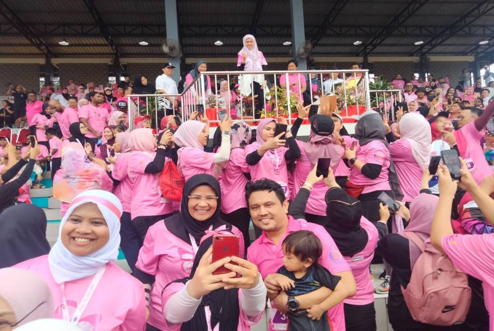 Tengku Permaisuri Norashikin berkenan menghadiri program Hari Klang Tanpa Kenderaan dan larian Pinky Fun Run di Padang Sultan Suleiman di sini pada Ahad.