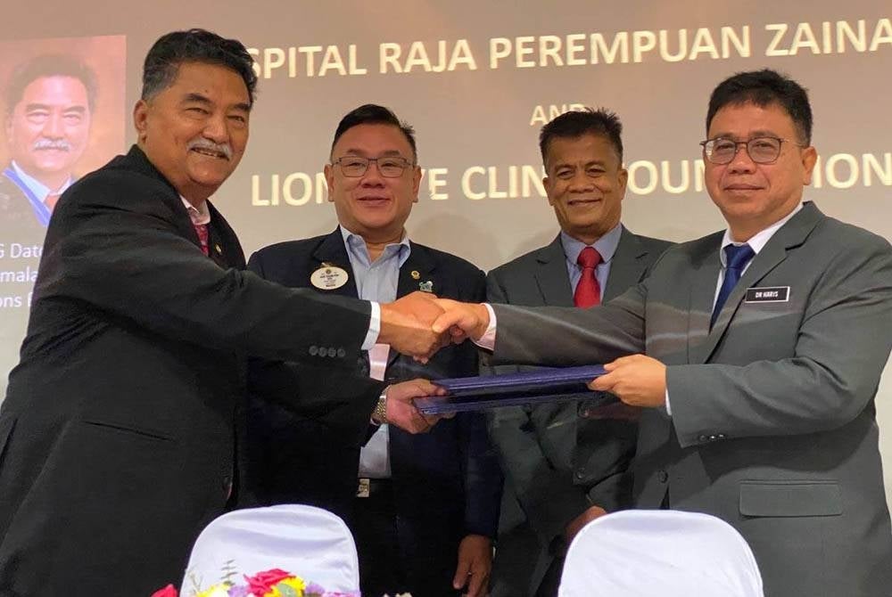 Dr Zaini (dua,kanan) menyaksikan majlis memorandum persefahaman (MoU) diantara Pengerusi Yayasan Klinik Mata Lions Malaysia, Dr Kamalanathan (kiri) dan Pengrah HRPZII, Datuk Dr Abdul Haris Muhammad (kanan) pada Ahad.