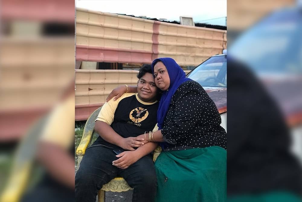 Foto Nik Nor Diana bersama anaknya, Muhamad Nadim.