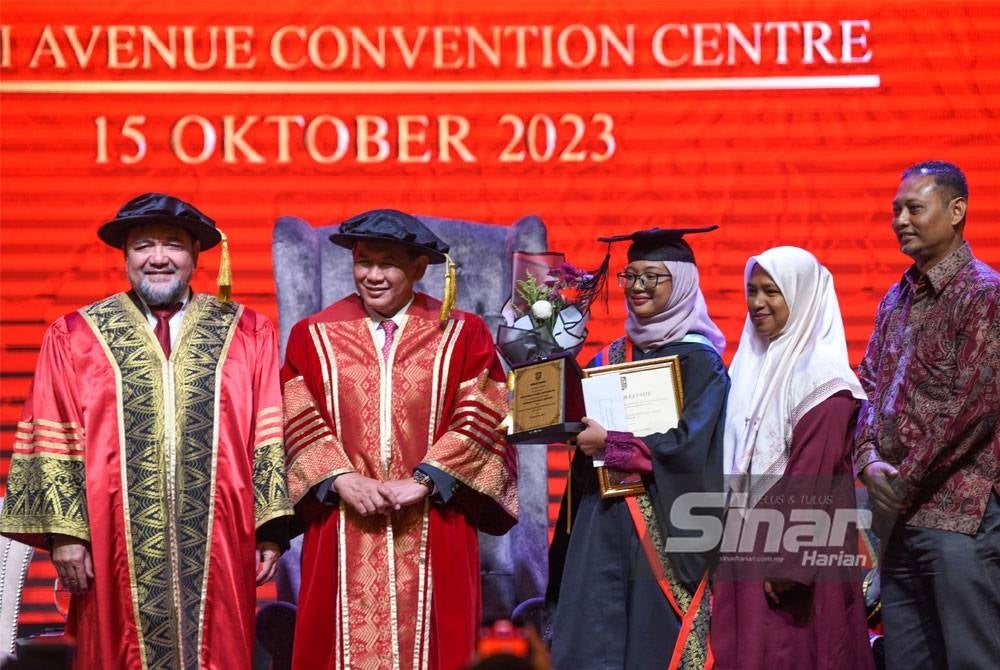 Nur Farra Adlina Zailani menerima Anugerah Presiden pada Majlis Istiadat Konvokesyen Kolej Uniti ke - 20 yang berlangsung di Bangi Avenue. - Foto SINAR HARIAN / MOHD RAFIQ REDZUAN HAMZAH