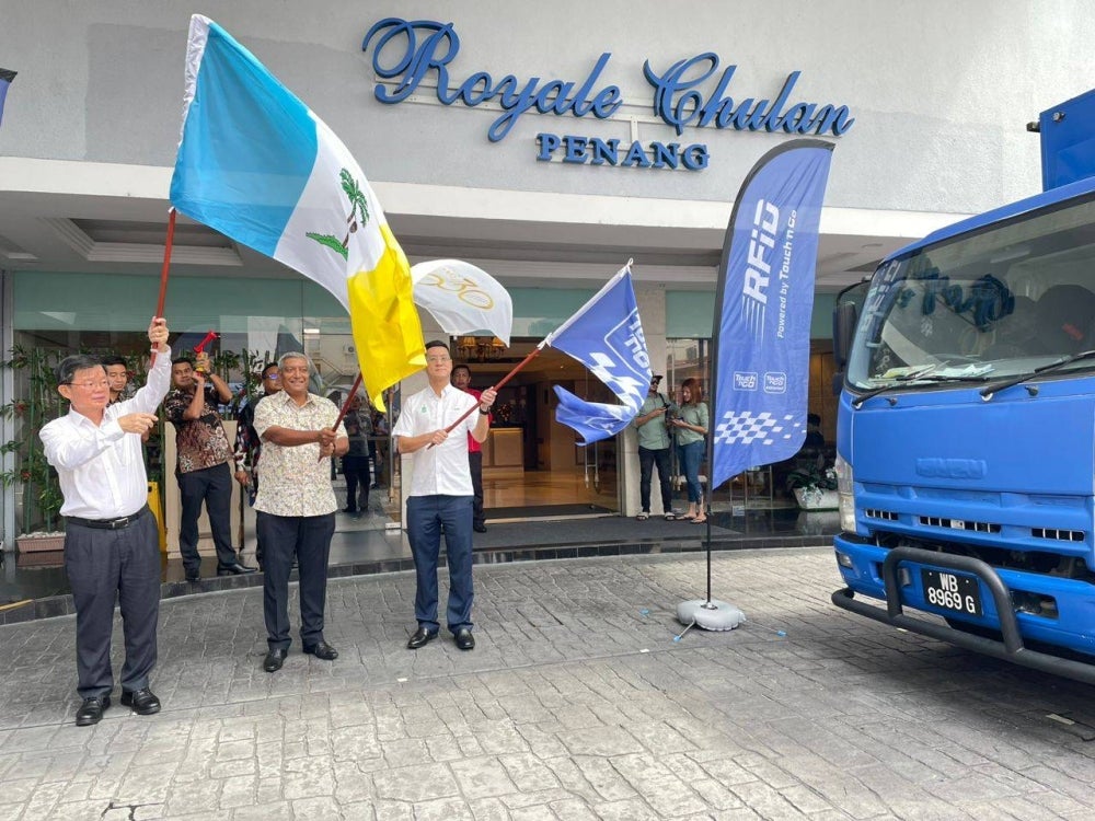 Prabakaran (tengah) bersama Kon Yeow (kiri) melancarkan Kempen Touch 'n Go's Walao Eh Just In Penang pada Ahad.
