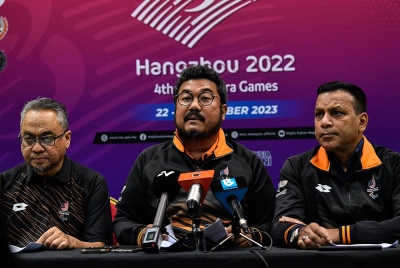 Megat D Shahriman (tengah) bersama Ketua Kontinjen Negara (CDM) ke Sukan Para Asia Hangzhou 2022, K M Rajendran (kanan) ketika sidang media pada Majlis Perhimpunan Akhir Temasya Sukan Para Asia Hangzhou 2022 di Pusat Kecemerlangan Paralimpik Kampung Pandan pada Ahad. - Foto Bernama