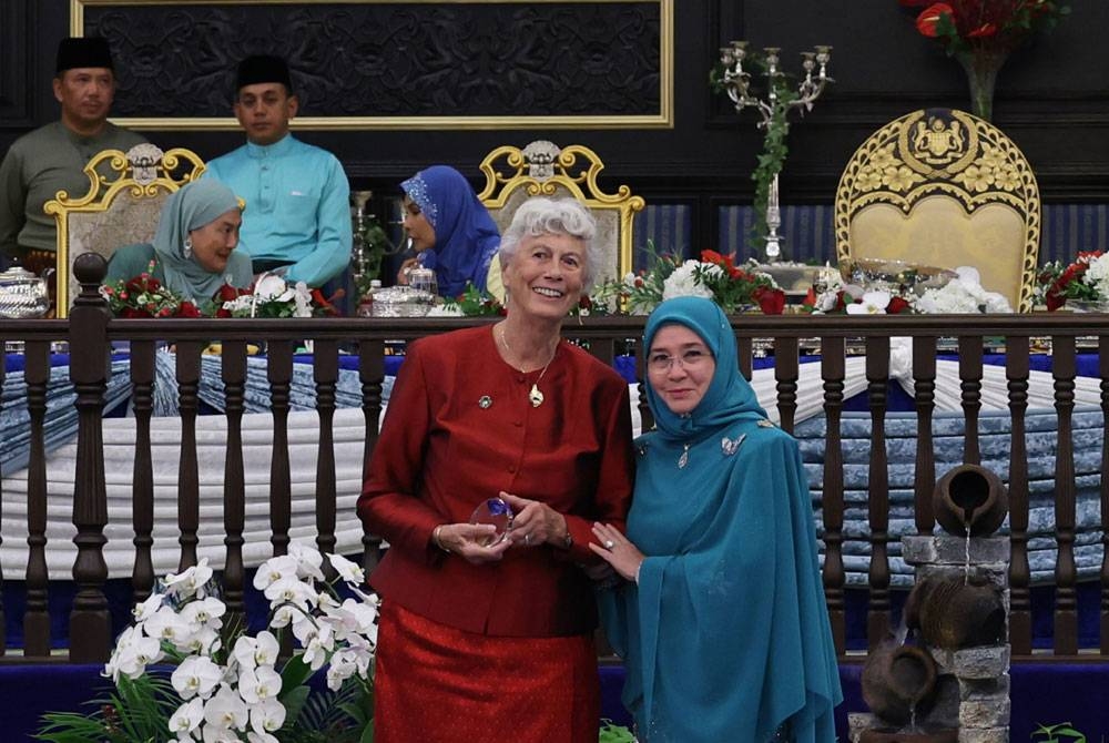 Tunku Azizah berkenan menganugerahkan 'Leaders Award' kepada Elaine Paterson dari Kanada. - Foto Bernama