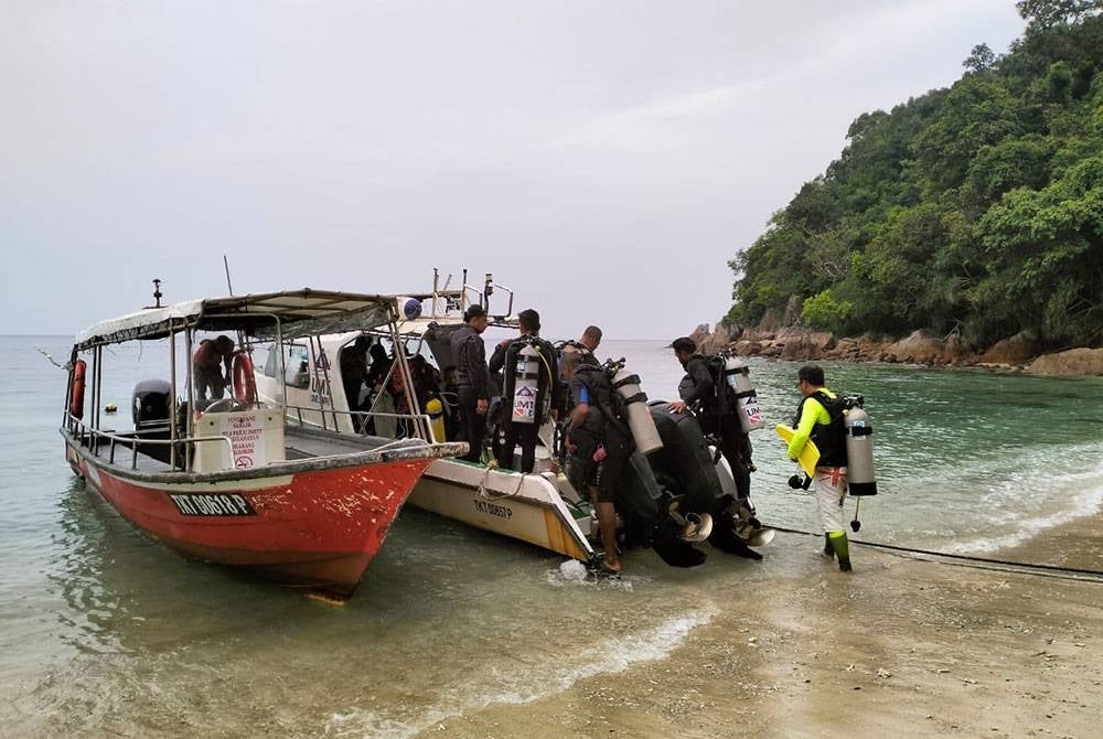 Sekumpulan penyelamat mula menaiki bot untuk melawat tapak kapal karam 'The Bidong Shipwreck' di Pulau Bidong