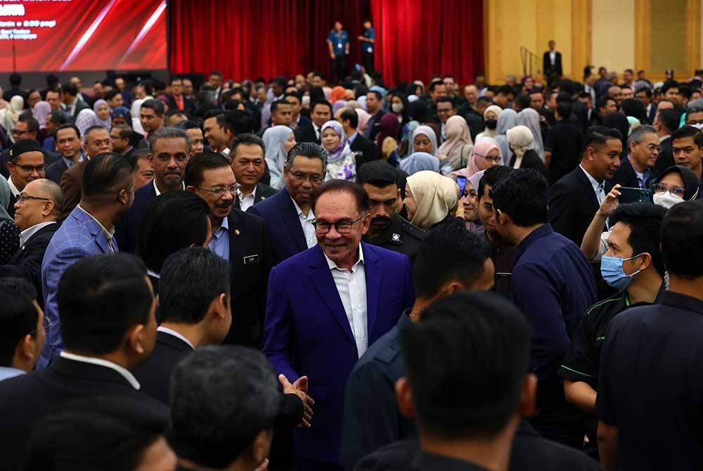 Perdana Menteri Datuk Seri Anwar Ibrahim (tengah) beramah mesra bersama sebahagian kakitangan awam pada Majlis Perjumpaan Perdana Menteri Bersama Warga Jabatan Perdana Menteri (JPM) Bagi Bulan Oktober 2023 di Puspanitapuri pada Isnin. - Foto Bernama.