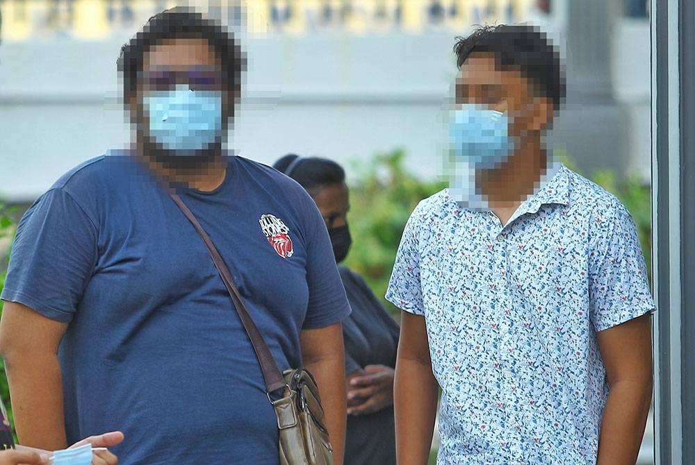 Dua beradik didakwa mencederakan ibu mereka.