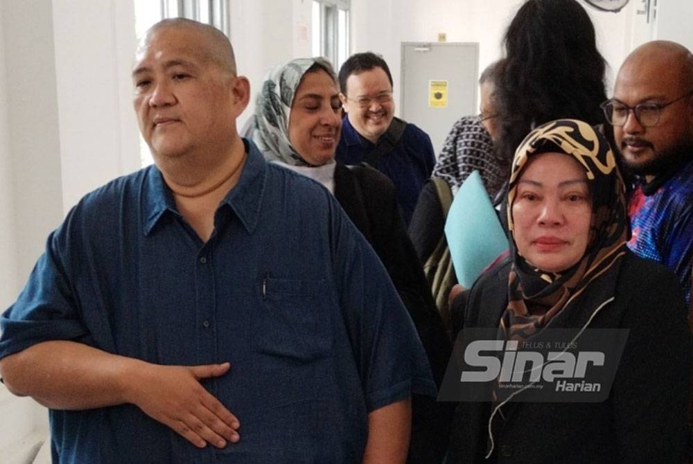 Haris Fadzilah (kiri) dan Noryati selepas keputusan kes mereka diumumkan pada Isnin.