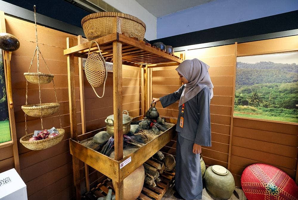 Pelajar Sekolah Menengah Kebangsaan Haji Abdul Rahman Limbong, Sharifah Aina Aisyah Syed Rosley berpeluang melihat dapur yang digunakan oleh masyarakat dahulu semasa melawat Pameran Dapo Mok Kite: Gastronomi Alam Melayu 2023 di Kompleks Muzium Negeri Terengganu hari ini.