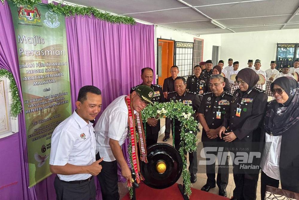 Saifuddin Nasution (dua dari kiri) merasmikan rumah pengantaraan di Kompleks Yayasan Kebajikan Suria, Kampung Panjut Berungis, Tuaran.