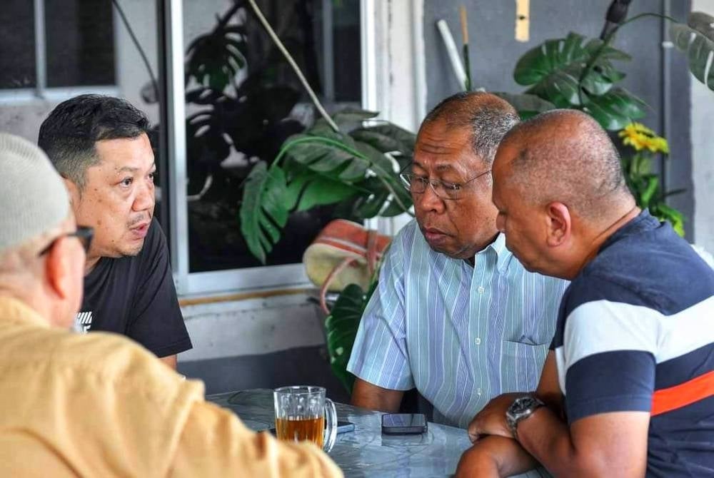 Muhammad Hasmanizam (dua dari kiri) ketika dikunjungi Ab Hamid (dua dari kanan) di kediaman keluarga itu pada Isnin.