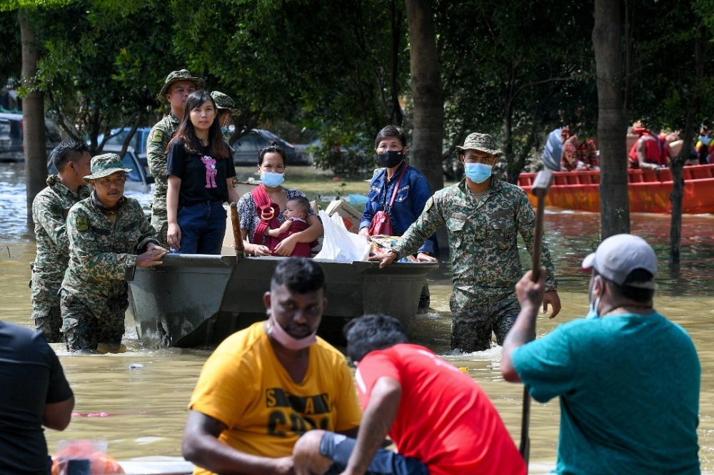 Mindef dan ATM bersiap siaga menghadapi banjir akibat cuaca monsun yang dijangka melanda bermula November hingga Disember tahun ini. - Gambar hiasan