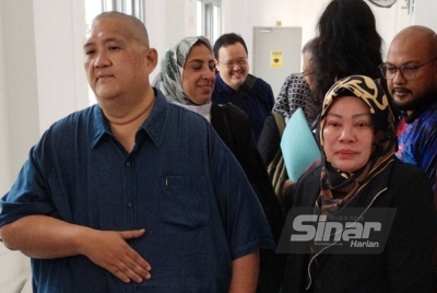 Haris Fadzilah (kiri) dan Noryati selepas keputusan kes mereka diumumkan pada Isnin.