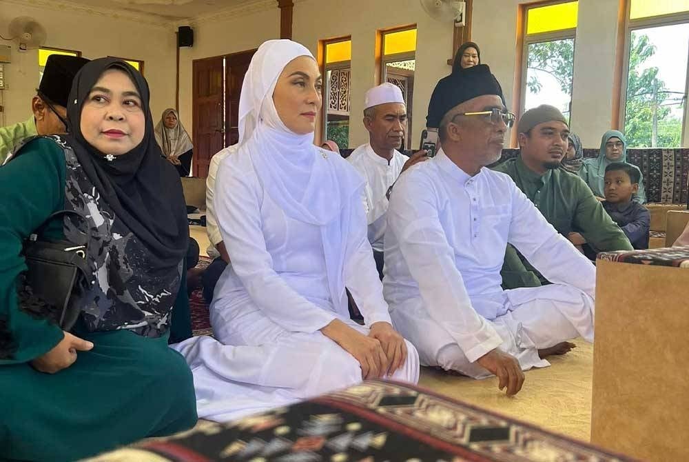 Sabri dan Angeline dinikahkan oleh Mufti Perlis, Datuk Dr Mohd Asri Zainul Abidin.