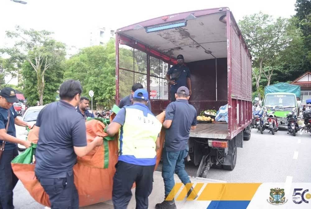 Sebanyak 123 gerai pasar malam diperiksa dengan 15 kompaun dikeluarkan atas pelbagai kesalahan. - Foto MBPP