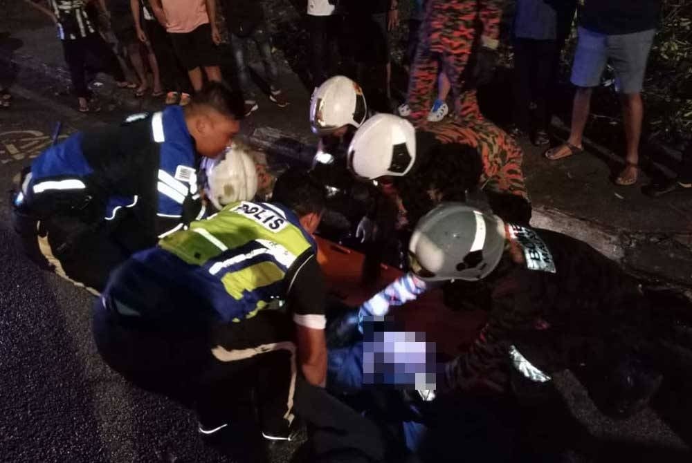 Seorang lelaki maut selepas kereta dipandunya terbabas dan melanggar sebatang pokok di Bandar Dato Onn, Johor Bahru pada Selasa.