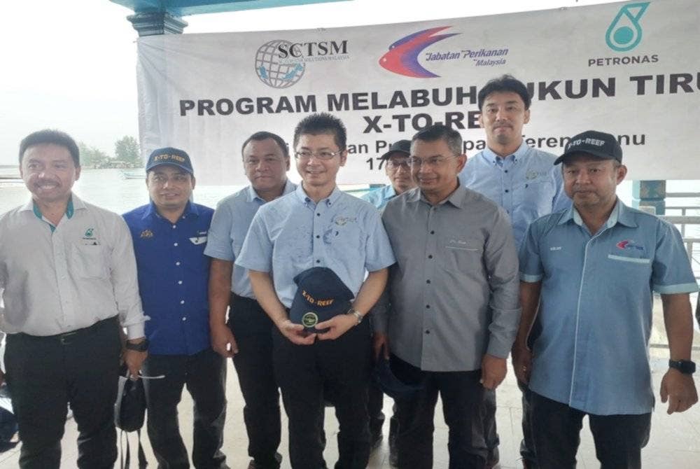 Azman (depan, tiga dari kanan) semasa Program Melabuh Tukun Tiruan X-To-Reef di Jeti Pelancongan Marang.