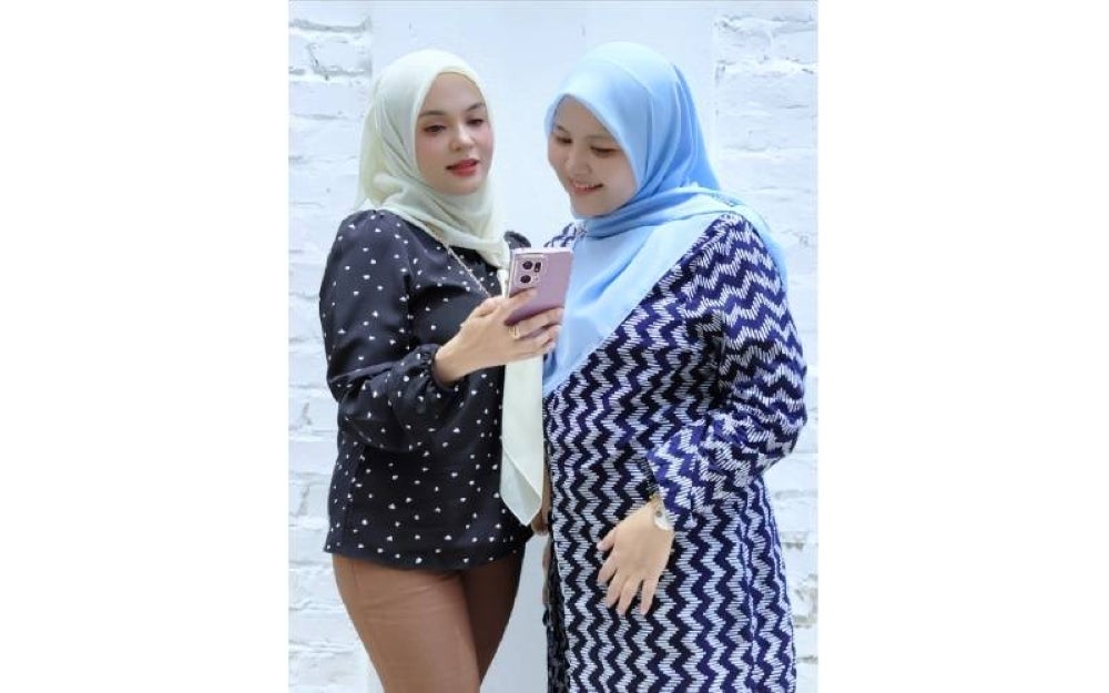 Erin (kanan) yang menghidap kanser payudara amat bersyukur kerana Ketua Pegawai Eksekutif Mamamuda, Izzlin, bersedia menerimanya bekerja walaupun mengetahui dia adalah pesakit kronik.