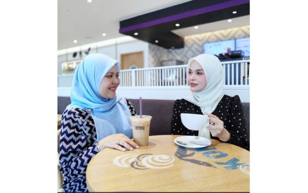 Hubungan rapat antara Izzlin (kanan) dengan Erinbukan sekadar sebagai majikan dengan pekerja, malah sebagai teman ketika susah dan senang.