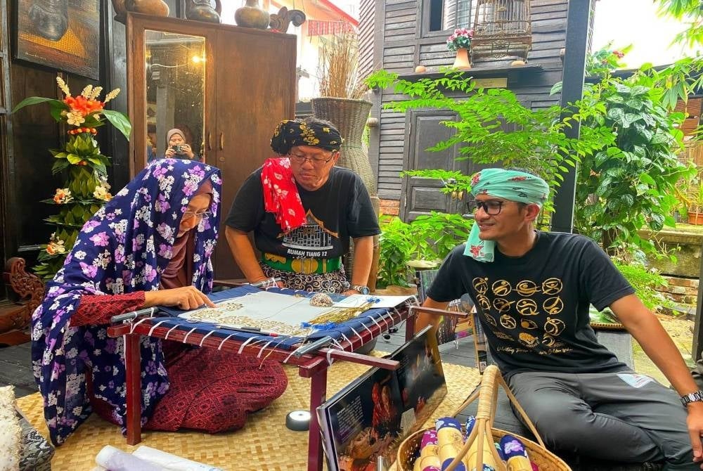 Wan Eikmal (kanan) terpegun melihat seni tenunan kelingkam yang menjadi antara daya tarikan adiguru di Kelantan.