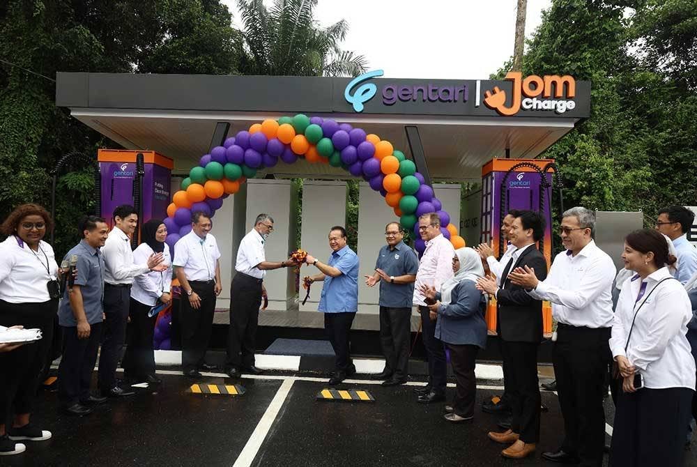 Nanta (tujuh dari kanan) melancarkan Stesen Pengecas Pantas EV Modular Mudah Alih dengan sistem simpanan kuasa bateri pertama negara di Hentian Sebelah Behrang arah utara pada Selasa.