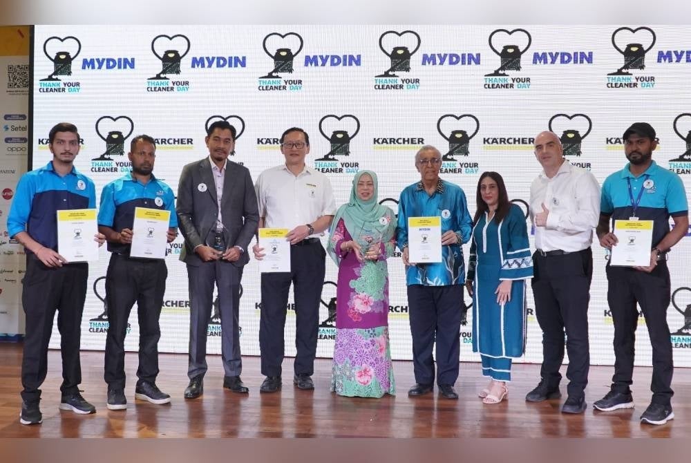 Nor Bustanul (tiga dari kiri) diikuti Kiew, Siti Hawa, Murad Ali, Sharon dan Ismail bersama penerima Anugerah Pembersihan 2023 di Mydin Mall, Subang Jaya pada Selasa.