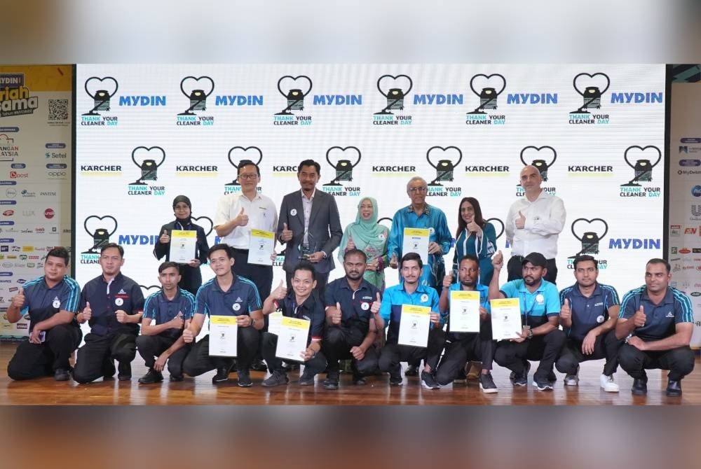 Kiew (dua dari kiri) diikuti Nor Bustanul, Siti Hawa, Murad, Sharon dan Ismail bersama penerima Anugerah Pembersihan 2023 yang diadakan di Mydin Mall, Subang Jaya pada Selasa.