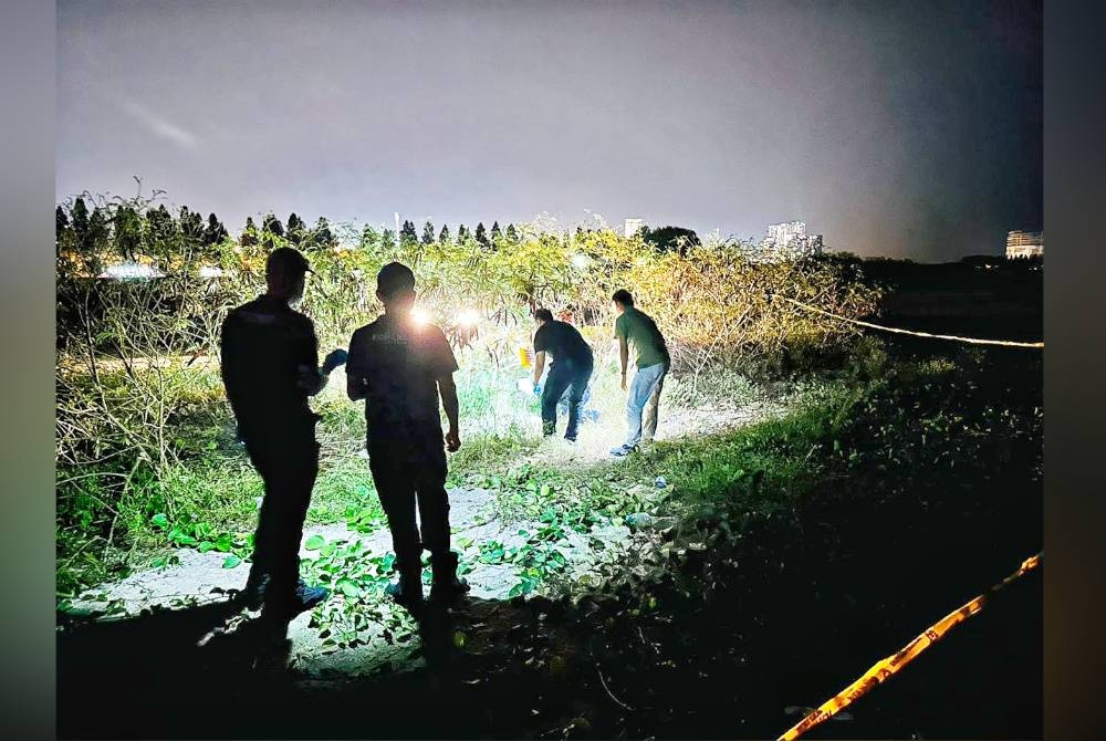 Pasukan Forensik IPK Melaka ketika membuat pemeriksaan di lokasi kejadian.