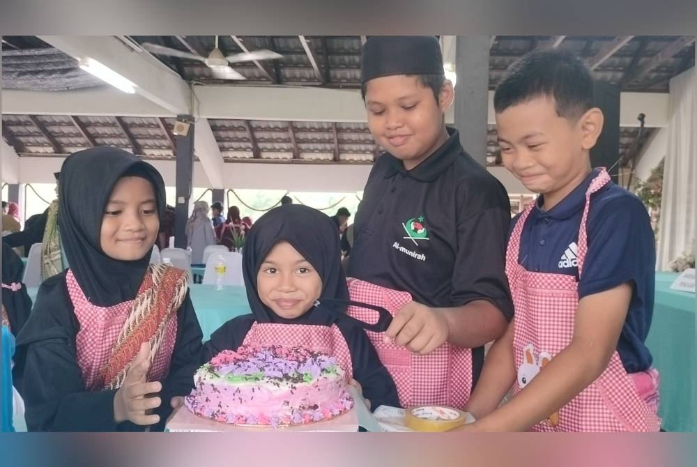 Dari kiri Nurul Fatihah Aulia Mohd Faiz, 9; Nur Zara Dhia Rania Abdul Basir, 8; Muhammad Adam Nabil Adnan, 12; dan Eqmal Mohd Faisa, 12, selesai tugasan dalam pertandingan dekorasi kek.