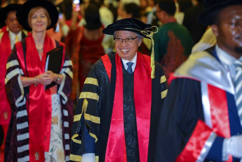 Abang Johari ketika menghadiri majlis konvokesyen Swinburne University of Technology di sini pada Selasa. - Foto Bernama