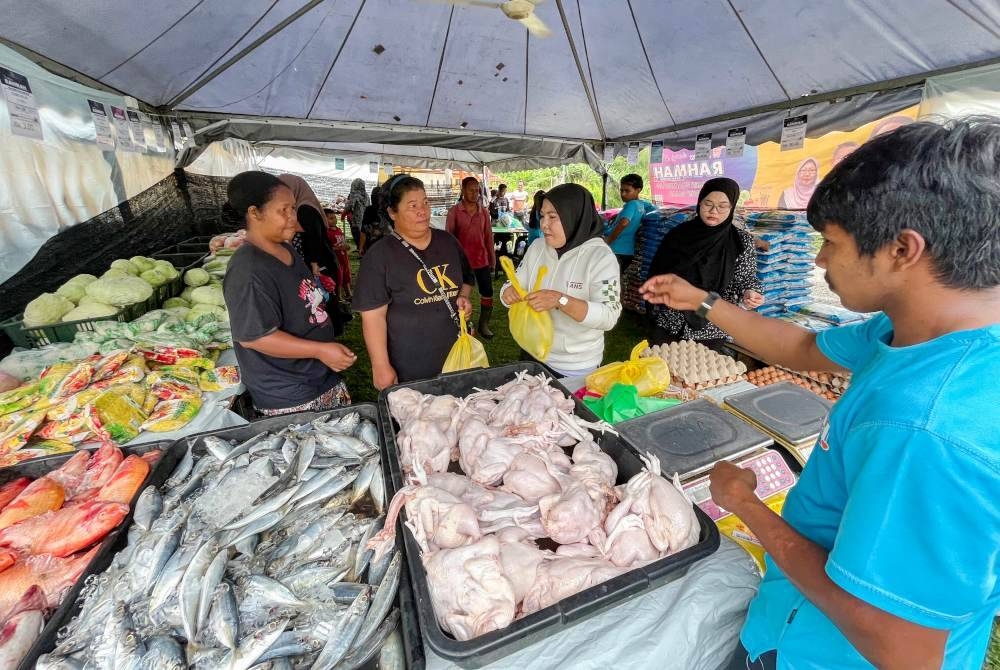 Masyarakat Orang Asli di daerah ini tidak melepaskan peluang mendapatkan barangan keperluan dapur pada harga murah sempena Jualan Rahmah Kasih Sayang di Rancangan Pengumpulan Semula (RPS) Kuala Betis, pada Selasa. - Foto Bernama