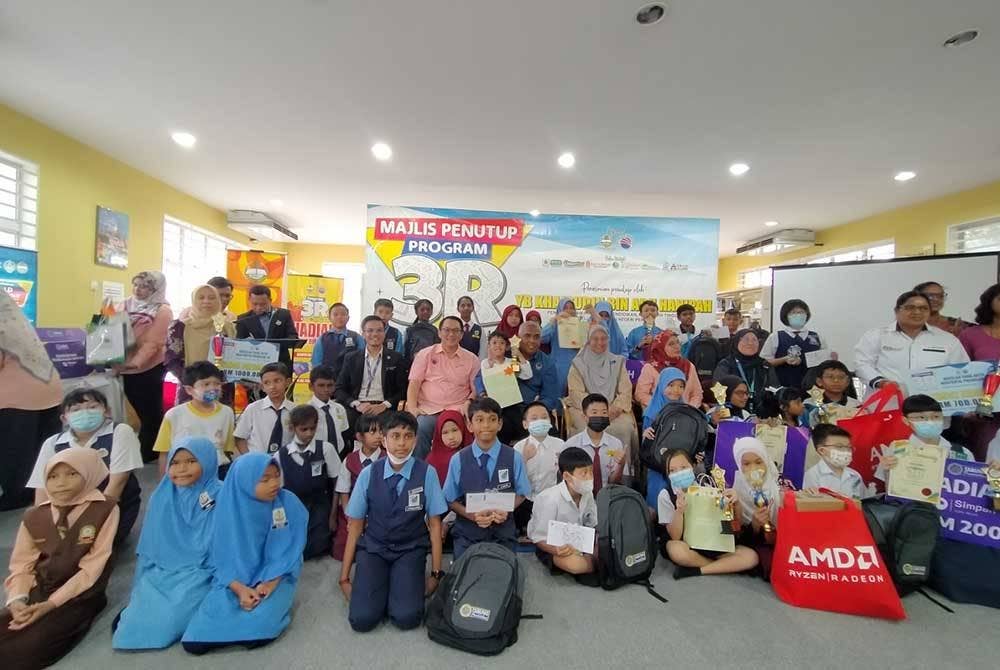Khairudin (duduk, tiga dari kiri) bersama penganjur dan pelajar yang hadir ke Majlis Penutupan Program 3R @ Perpustakaan Awam Dato' Seri Husni, Chemor di sini anjuran bersama Mimbar Nusantara Holding dan Perbadanan Perpustakaan Awam Negeri Perak pada Selasa.