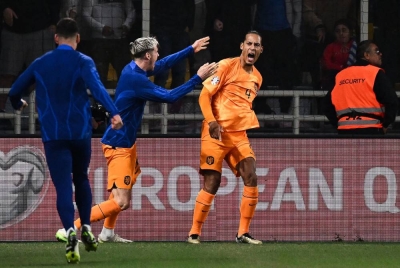 Van Dijk (kanan) meraikan jaringannya ketika menentang Greece pada Selasa. - Foto AFP