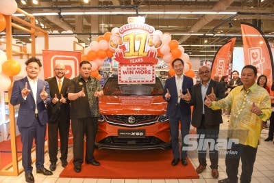 Sheikh Farouk (dua dari kiri) menunjukkan hadiah utama Proton X50 Flagship kepada pelanggan bertuah. - FOTO SINAR HARIAN/MOHD RAFIQ REDZUAN HAMZAH