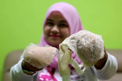 Sarlinawati menunjukkan bra prostesis yang mempunyai tali lebih lebar dan berpoket. - Foto Bernama