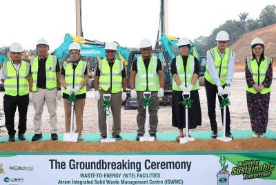 Amirudin (empat dari kanan) bergambar sebelum upacara pecah tanah projek WTE di Tapak Pelupusan Sanitari Jeram di sini pada Selasa.