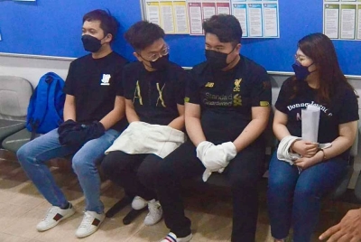 Keempat-empat tertuduh mengaku tidak bersalah terhadap pertuduhan menjalankan perniagaan jualan langsung secara transaksi elektronik tanpa lesen yang sah pada Oktober 2022.