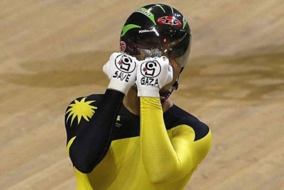 Azizulhasni memaparkan mesej Save Gaza selepas memenangi satu perlumbaan pada kejohanan besar di Eropah pada 2014. - Foto FB Azizulhasni Awang