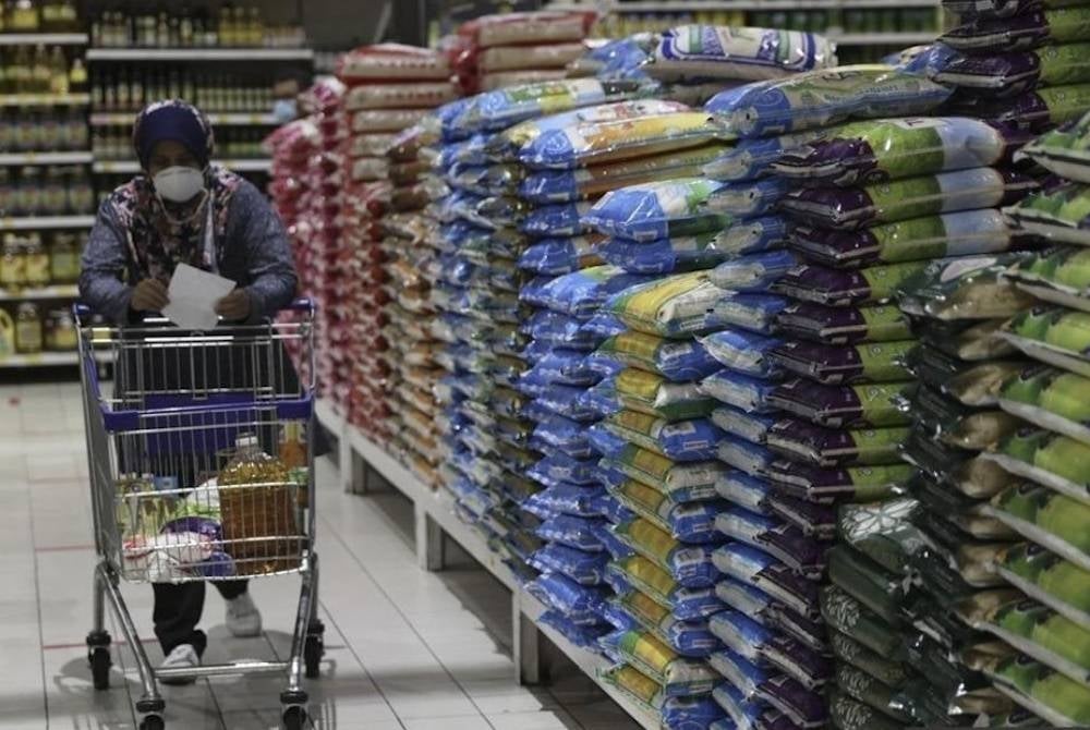 Rakyat hari ini benar-benar terkesan dengan kos sara hidup yang meningkat. - Gambar hiasan.