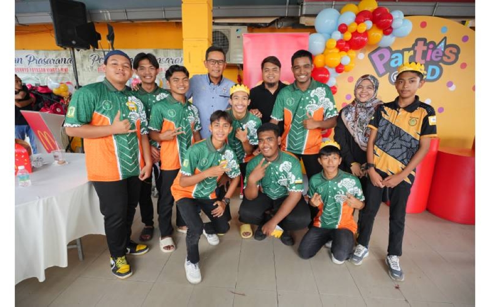 Azmir (berdiri, empat dari kiri) bersama anak-anak yatim yang diraikan oleh McDonald’s Malaysia.