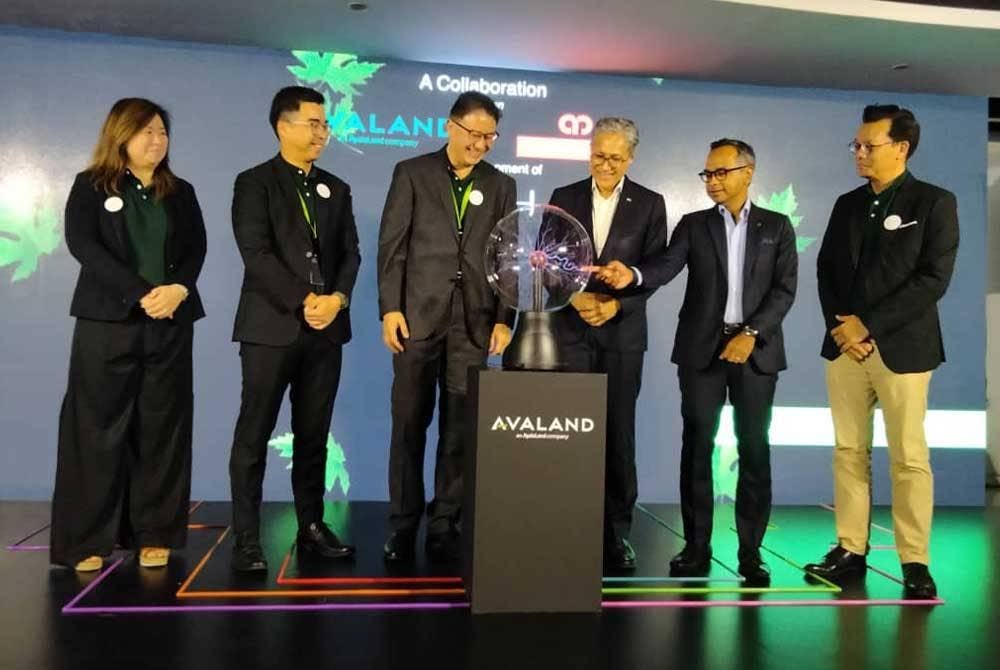 Heng Chong (tiga kiri) dan Sulaiman (tiga kanan) pada majlis sempena kerjasama pembiayaan hijau Ambank dan Avaland di Avaland Show Village di One City