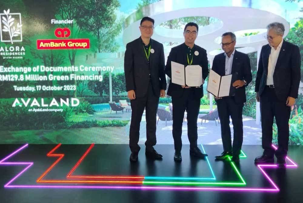 Heng Chong (kiri) dan Sulaiman (kanan) pada majlis sempena kerjasama pembiayaan hijau Ambank dan Avaland