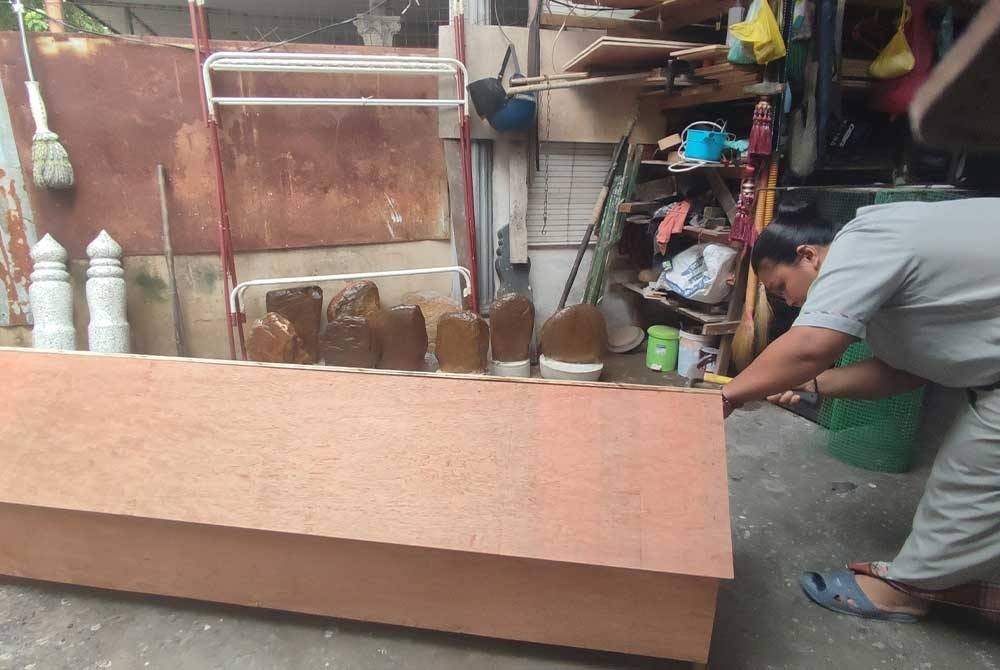 Muhamad Asrul membuat keranda sejak enam tahun lepas di kediamannya di Alor Mengkudu, Alor Setar.