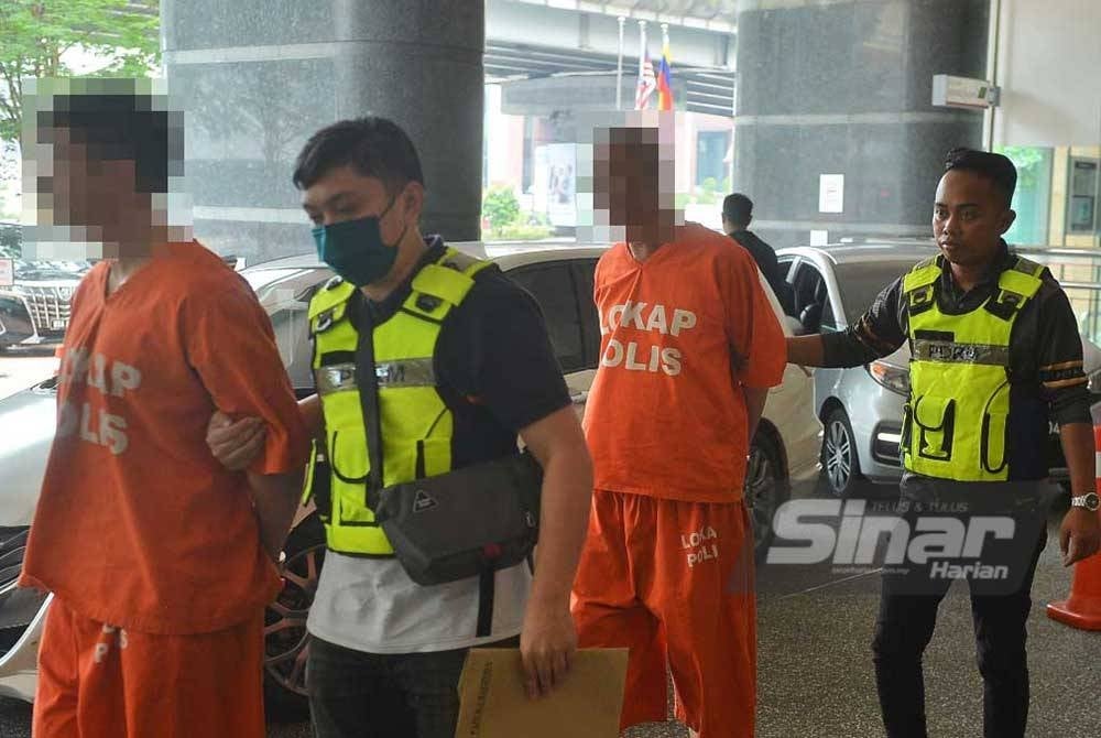 Seorang 'Datuk' (belakang) bersama anak lelakinya ditahan reman bagi membantu siasatan di bawah Akta Pencegahan Pengubahan Wang Haram, Pencegahan Pembiayaan Keganasan dan Hasil Daripada Aktiviti Haram 2001. - Foto SINAR/ASRIL ASWANDI SHUKOR.