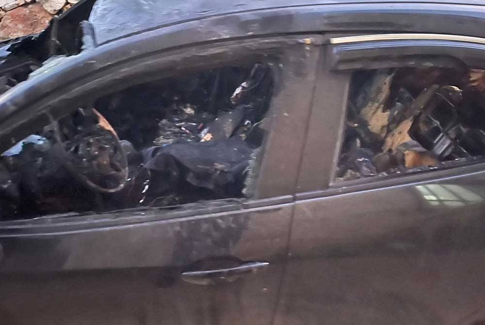 Islam berkongsi gambar kenderaan antara yang rosak kesan konflik Palestin-Israel berlaku lebih seminggu lalu di Hebron.