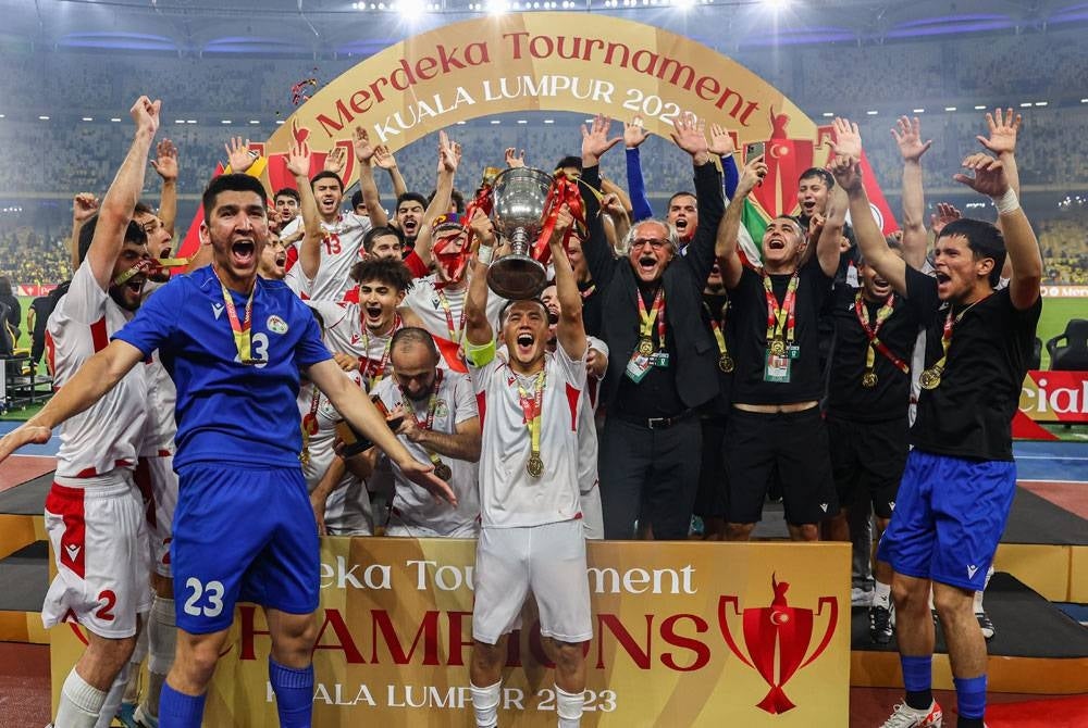 Pasukan Tajikistan meraikan kemenangan bersama Piala selepas memenangi Perlawanan Pestabola Merdeka 2023 Akhir antara pasukan Malaysia menentang pasukan Tajikistan di Stadium Nasional Bukit Jalil malam Selasa. - Foto Bernama