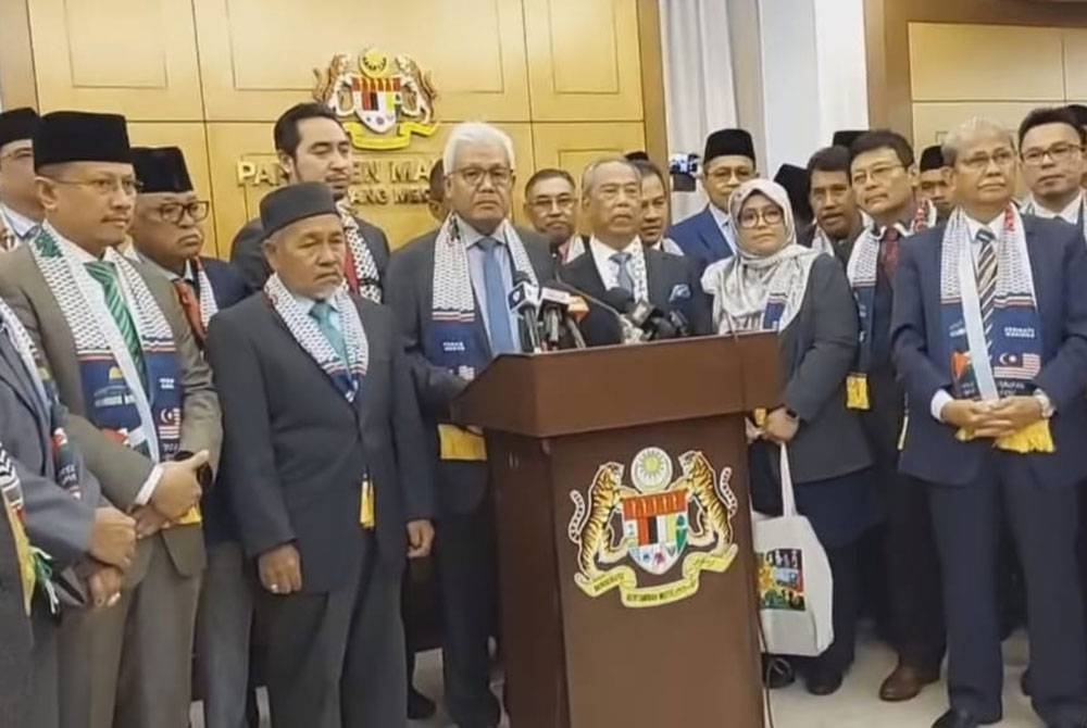 Hamzah (tengah) bersama ahli Parlimen PN dalam sidang media di lobi Parlimen pada Rabu.